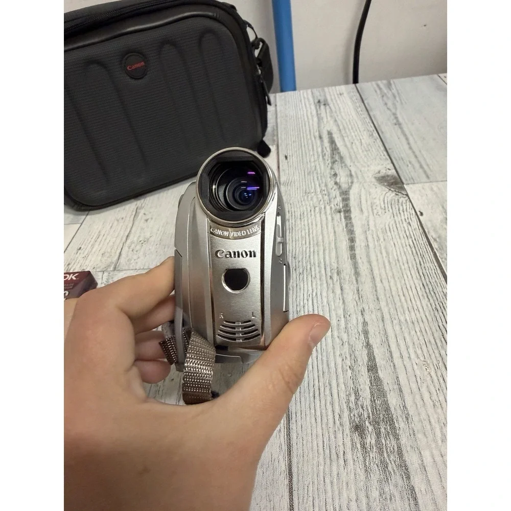 Canon ZR830 MiniDV Digital Camcorder w/Accessorie Tested & Working Need Battery